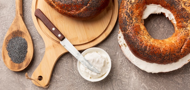 Vista dall'alto di crema di formaggio e bagel