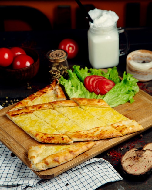 Foto gratuita pide del formaggio cremoso su un bordo di legno