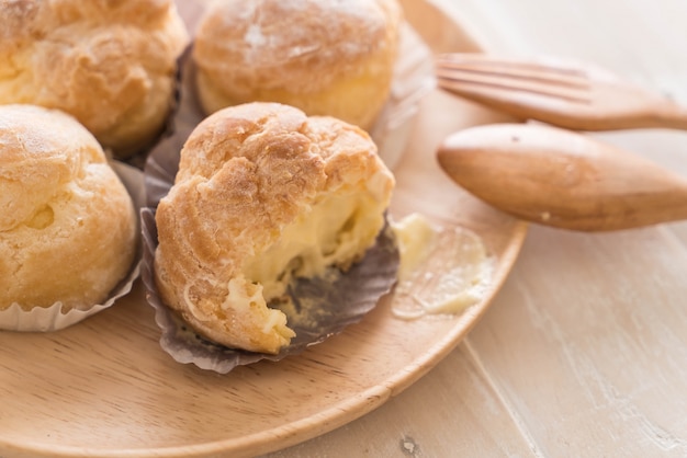 Free photo cream puff on plate