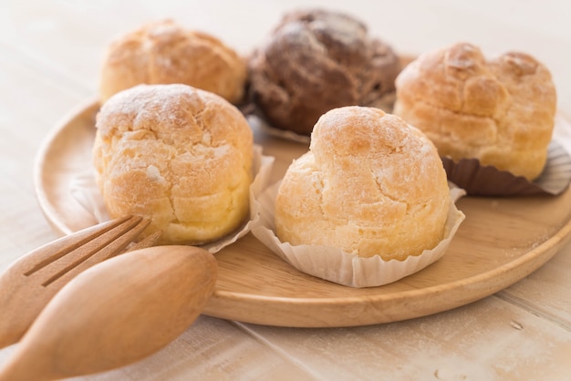 Free photo cream puff on plate