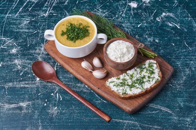 Cream soup with herbs and bread toast.