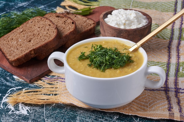 Cream soup with yogurt and bread.