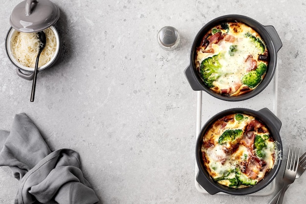 Foto gratuita broccoli cremoso e formaggio con pancetta