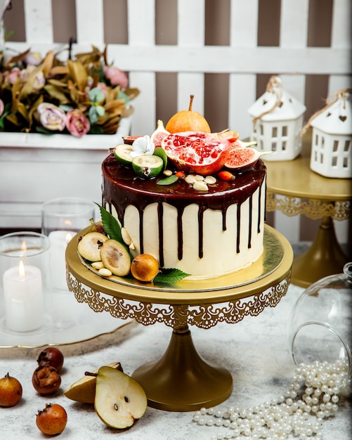 Foto gratuita torta cremosa condita con cioccolato e frutti multipli