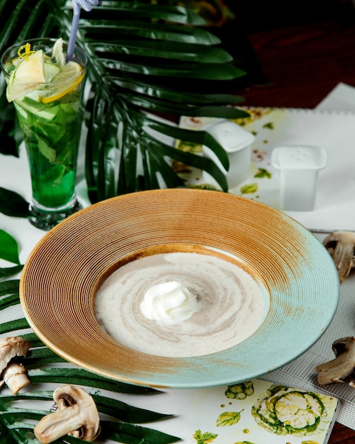 Free photo creamy mushroom soup in wide plate