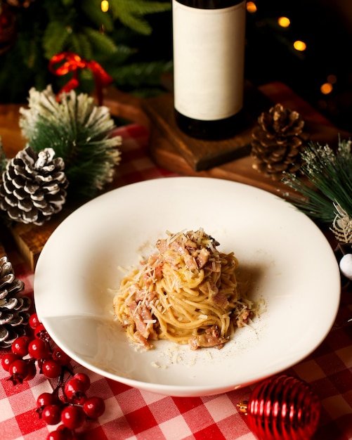 Free photo creamy spaghetti with salmon and grated cheese