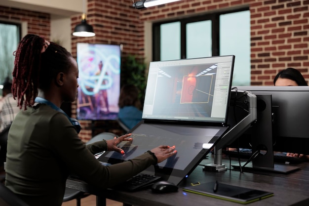 プロのゲーム技術を開発するクリエイティブエージェンシー制作部門のチームリーダー。環境デザインに取り組んでいる間、コンピュータデスクに座っている3Dデジタルアーティスト。