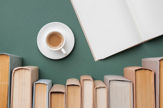 Assortimento creativo con diversi libri e una tazza di caffè