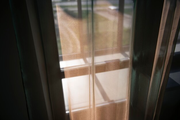 Креативный фон с занавеской и тенью от окна