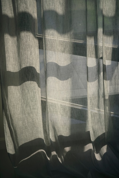Sfondo creativo con tenda e ombra dalla finestra