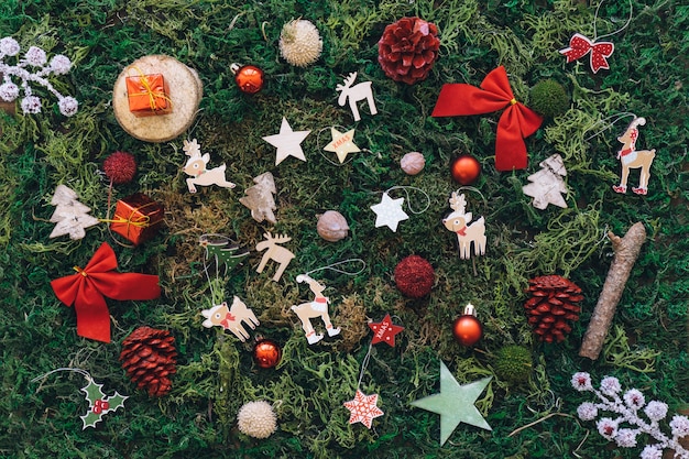 Бесплатное фото Творческое рождественское украшение на траве