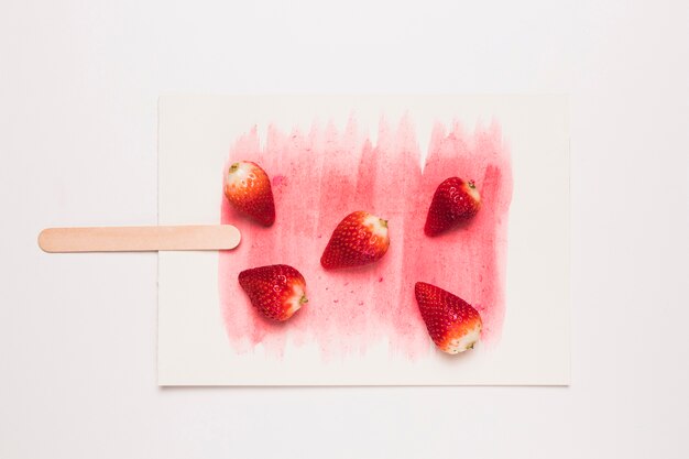 스틱에 향기로운 딸기에서 아이스 캔디의 창조적 인 구성