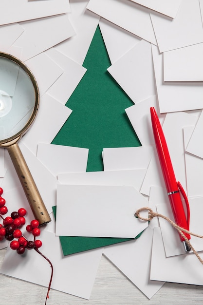 종이 전나무 나무와 메리 크리스마스 인사말 카드 배경의 크리 에이 티브 디자인