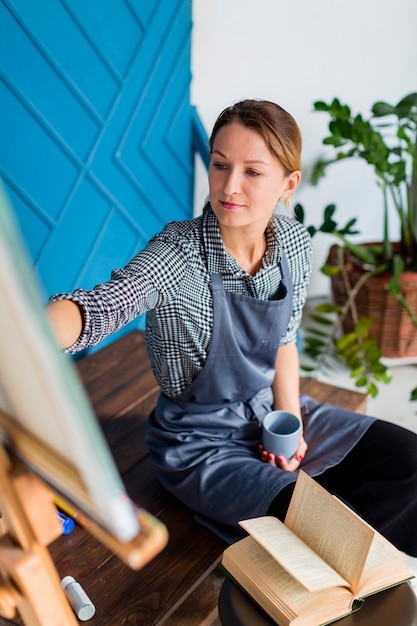 Foto gratuita colpo medio creativo della pittura femminile