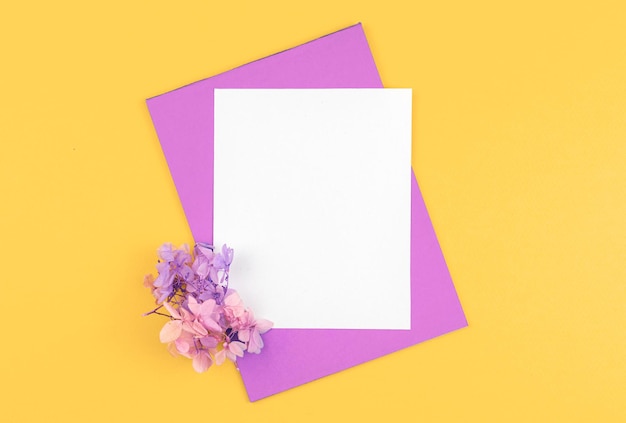 創造的​な​花​フラットレイモックアップ​、​空白​の​白い​カード​と​花​の​背景​、​コピー​スペース​の​写真