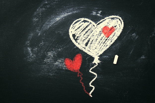 Творческая Любовь или День Святого Валентина концепция с воздушными шарами в сердце