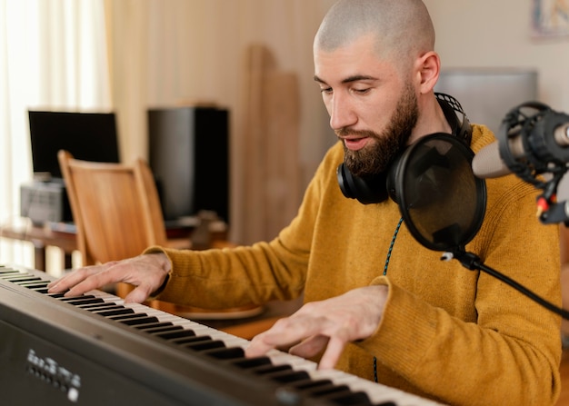 Foto gratuita uomo creativo che pratica una canzone a casa