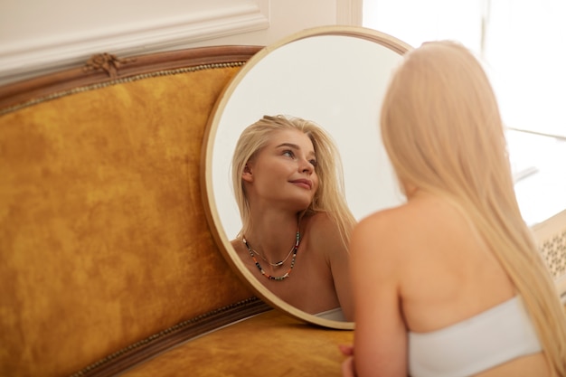 Foto gratuita sfondo specchio creativo con la giovane donna