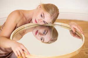Foto gratuita sfondo specchio creativo con la giovane donna