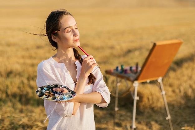 Foto gratuita pittore creativo nel pensiero della natura