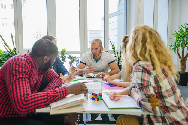 Studenti creativi che lavorano insieme