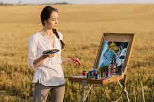 Foto gratuita pittura creativa della mano della donna nella natura