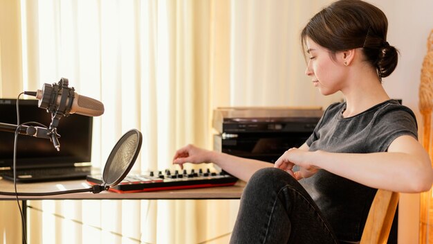 自宅で音楽を練習する創造的な女性