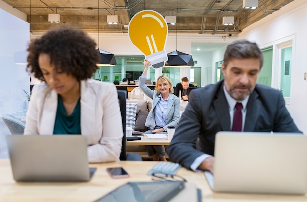 Foto gratuita donna creativa con una lampadina