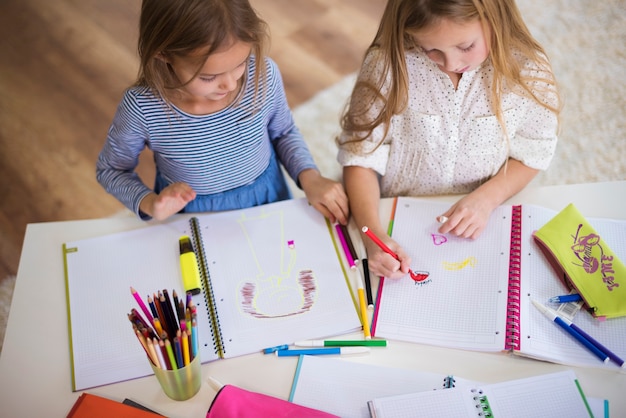 Foto gratuita lavori creativi nel taccuino