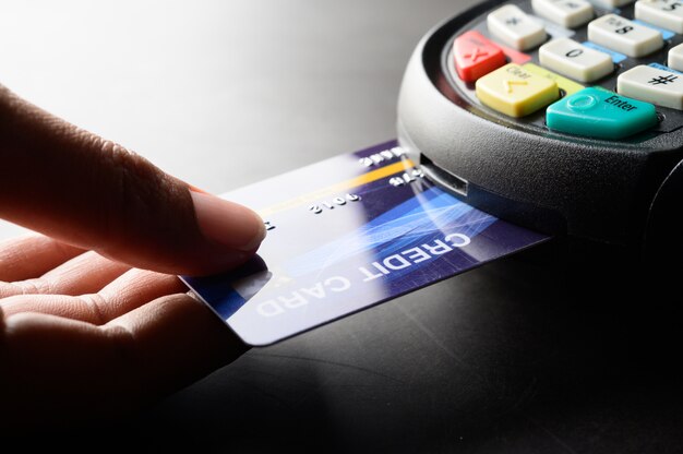 クレジットカードによる支払い、製品とサービスの売買