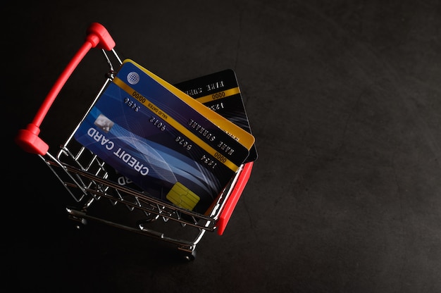 Бесплатное фото Кредитная карта помещена в корзину для оплаты товара