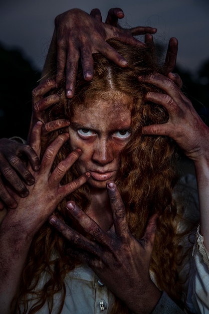 Foto gratuita zombie femmina raccapricciante all'aperto