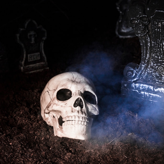 Жуткий череп на кладбище в ночь Хэллоуина