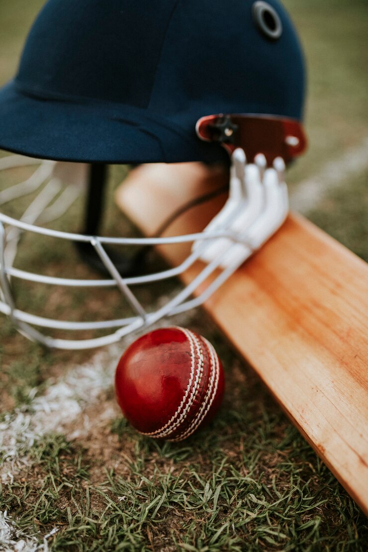 मुफ़्त फोटो cricket equipments on green grass