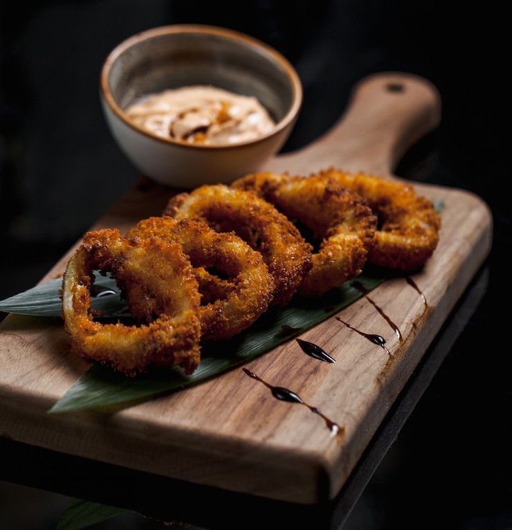 Free Photo crispiy onion rolls with tartar dip sauce