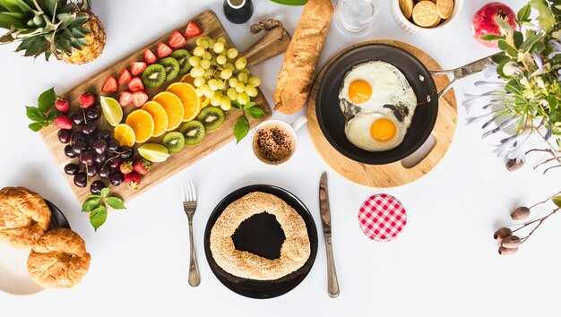 흰색 테이블에 건강 한 아침 식사와 바삭한 베이글