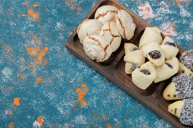 Crispy butter cookies with sugar powder in wooden platter