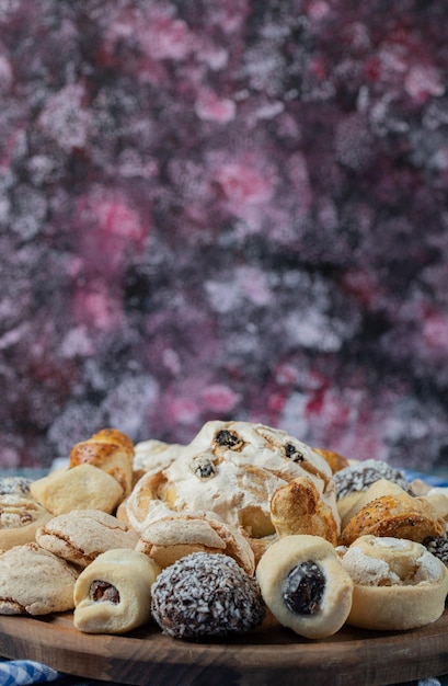 Crispy butter cookies with sugar powder in wooden platter