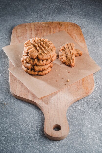 Foto gratuita biscotti croccanti su carta artigianale