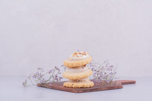 Crispy cookies in a stock on a wooden platter