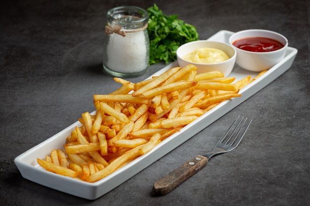 Foto gratuita patatine fritte croccanti con ketchup e maionese.