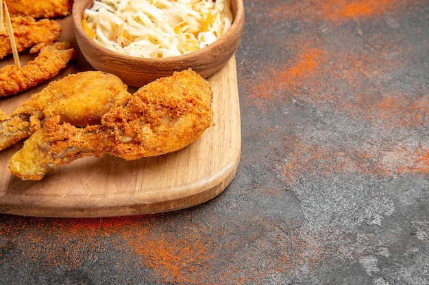 Foto gratuita vista del menu di pollo croccanti bacchette di pollo fritto