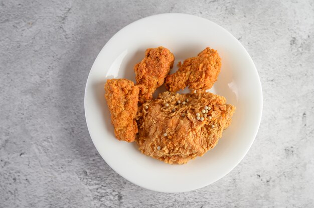 Crispy fried chicken sprinkled with pepper seeds