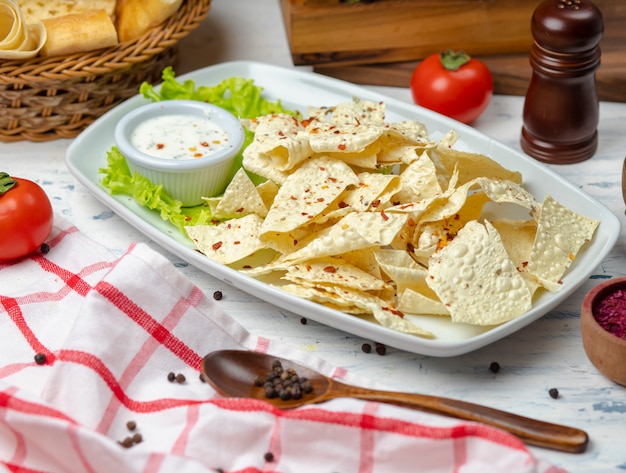 Patatine croccanti al lavash con salsa di maionese alle erbe e panna acida