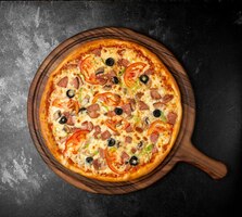 Crispy mixed pizza with olives and sausage