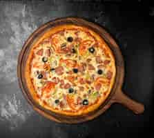 Free photo crispy mixed pizza with olives and sausage