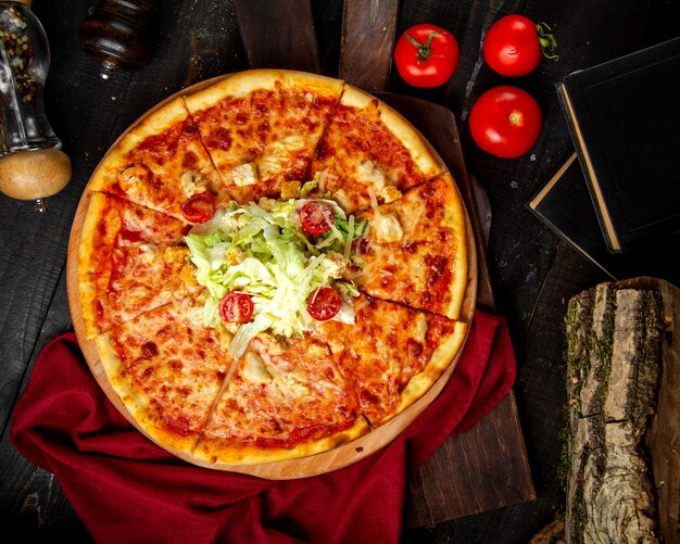 Crispy pizza with chicken and tomato