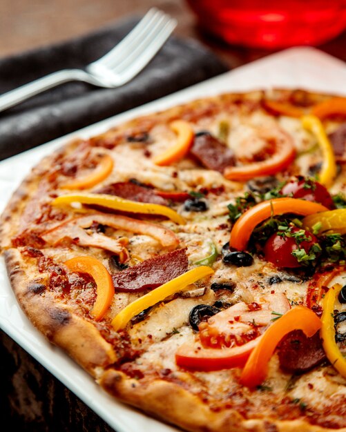 Crispy pizza with sausage and bell pepper