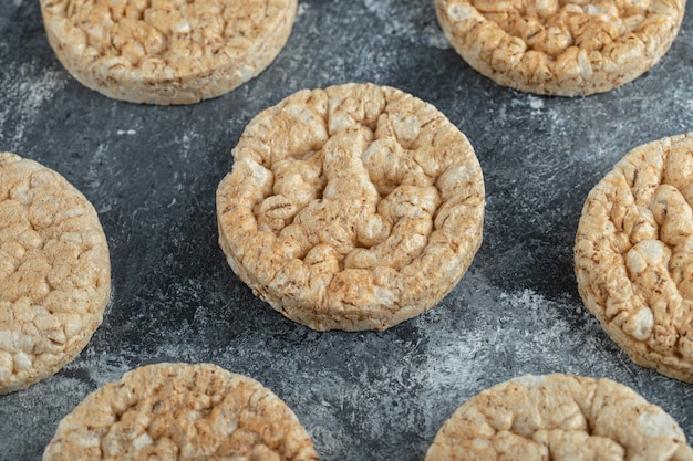 Free photo crispy rice cakes on marble surface