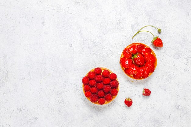 Free photo crispy tartlet with pastry cream filling and strawberry.